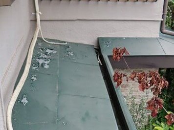 玄関の屋根はところどころ前回の塗装がはがれています。